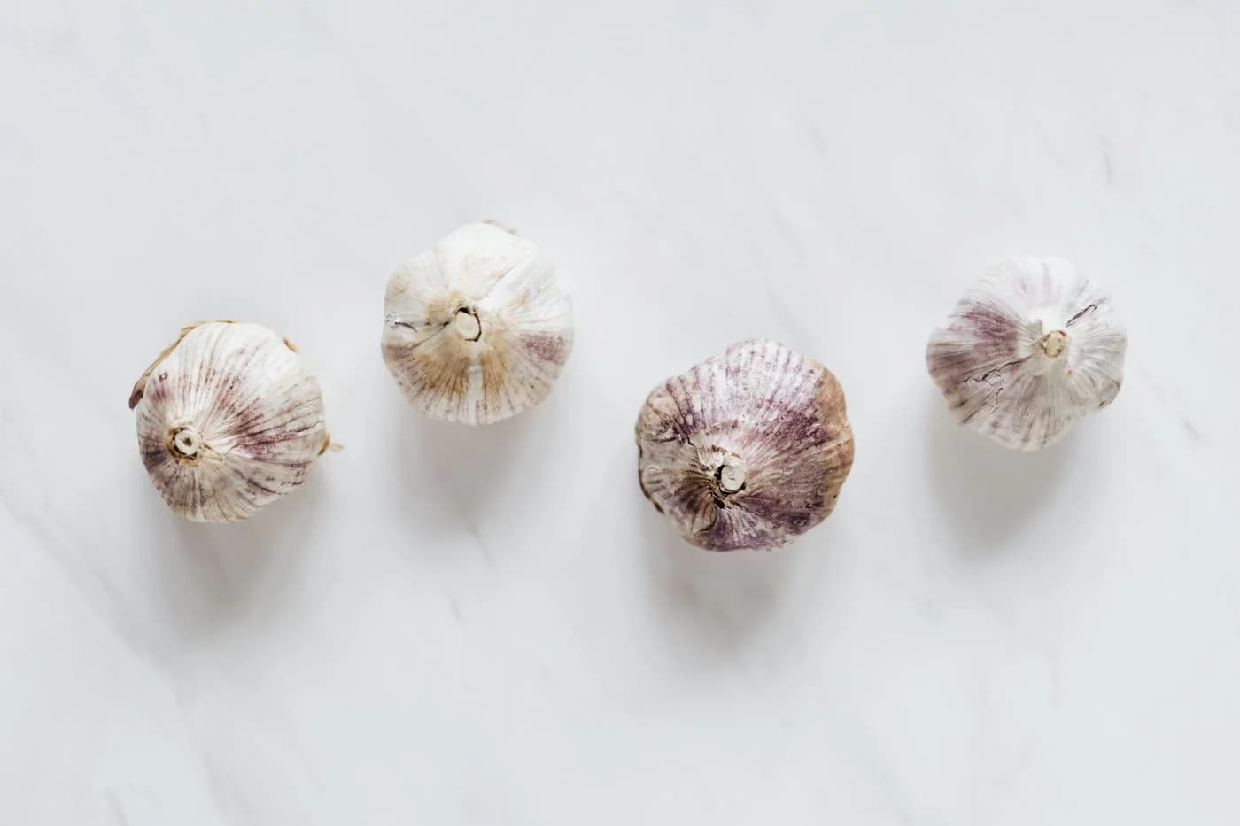 Garlic bulbs — Whole bulbs, natural skin texture, and packing considerations.
